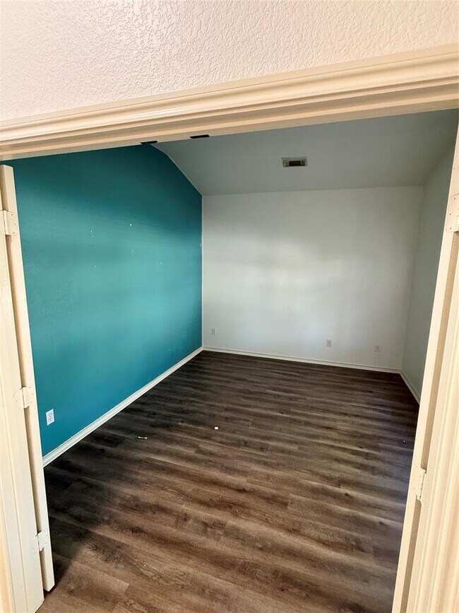 Building Photo - 1200 Willowbrook Dr