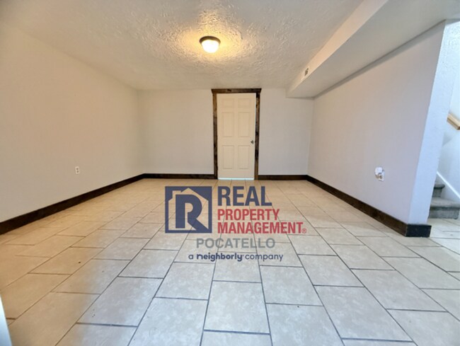 Building Photo - Beautiful 5 bed 2 bath country living - 5+...