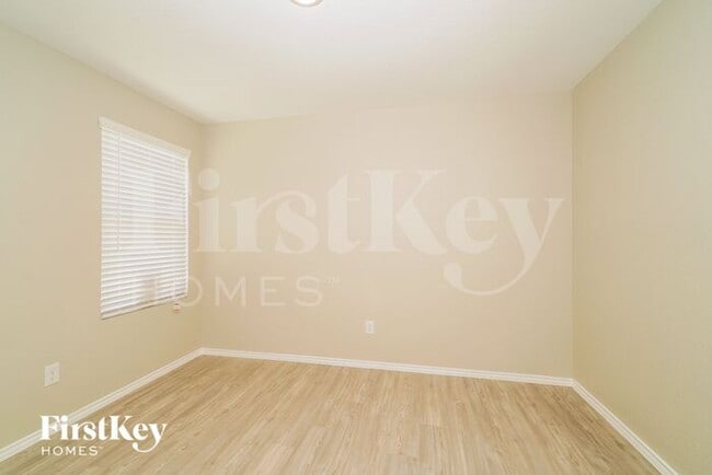 Building Photo - 10703 Vinateros Dr