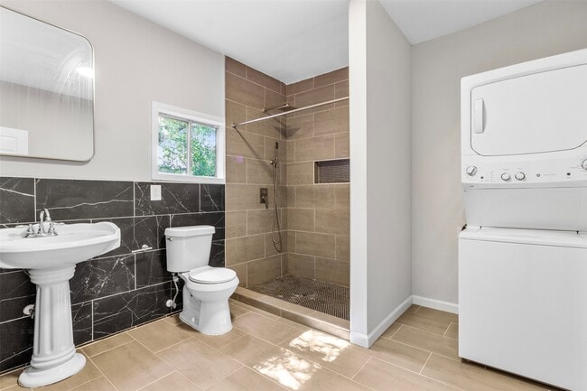 Building Photo - 405 Medina St