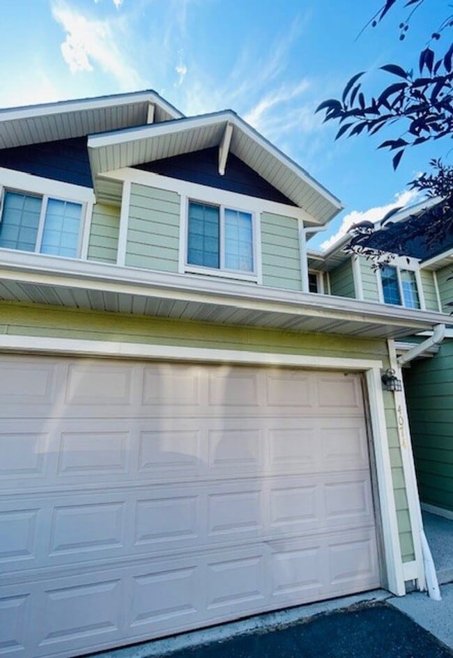 Building Photo - Spacious & Updated Townhome in Broadwater ...