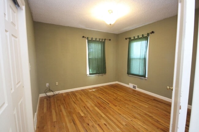 Building Photo - 3 Bedroom One Level with 2 Car Garage