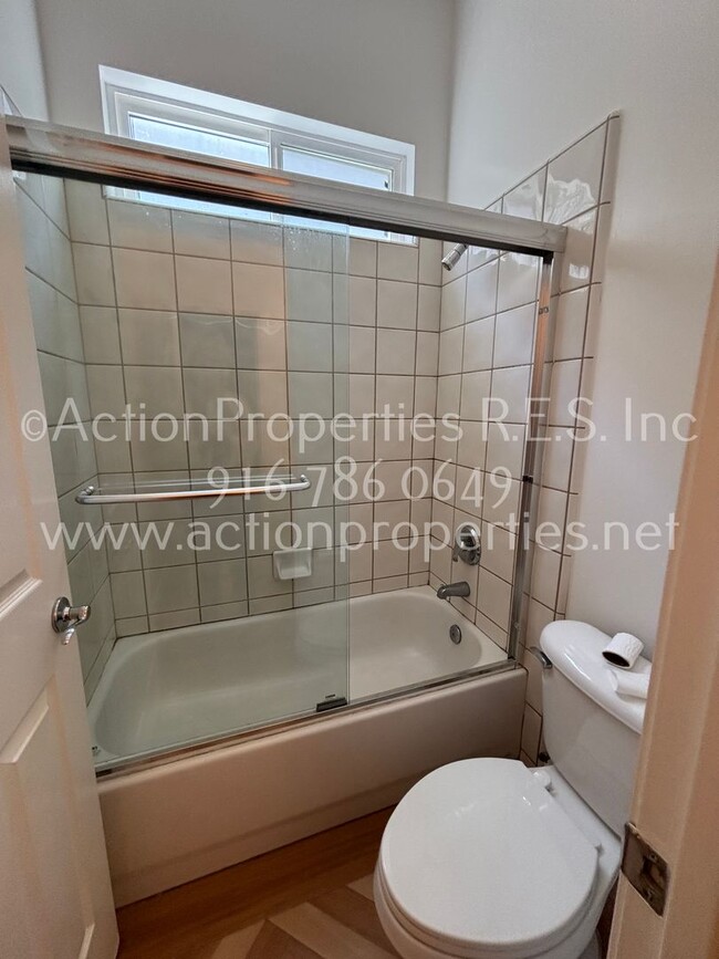Building Photo - Single Story, Possible In-law or Great Hom...
