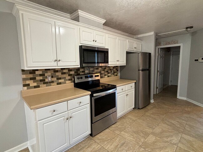 Building Photo - 2026 Lake Forest Dr