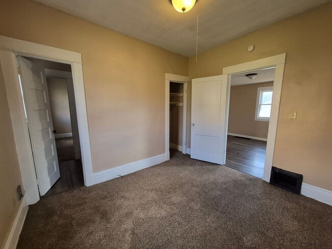 Building Photo - Two Bedroom, One Bathroom Home with Washer/Dryer!