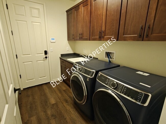 Building Photo - 8454 N Lone Ranger Rd