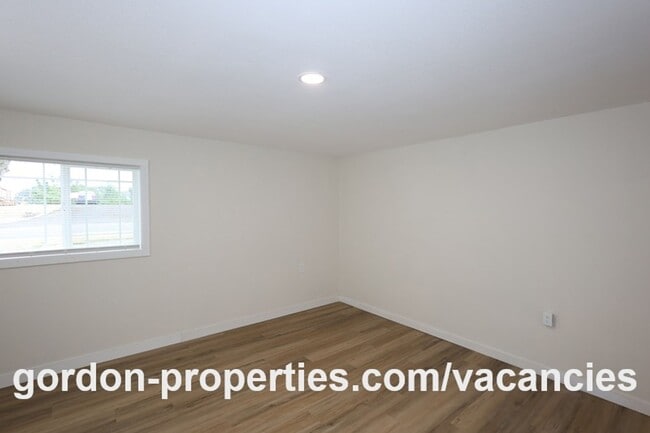 Building Photo - Saint Helens OR - newly renovated 1 bedroom apartment