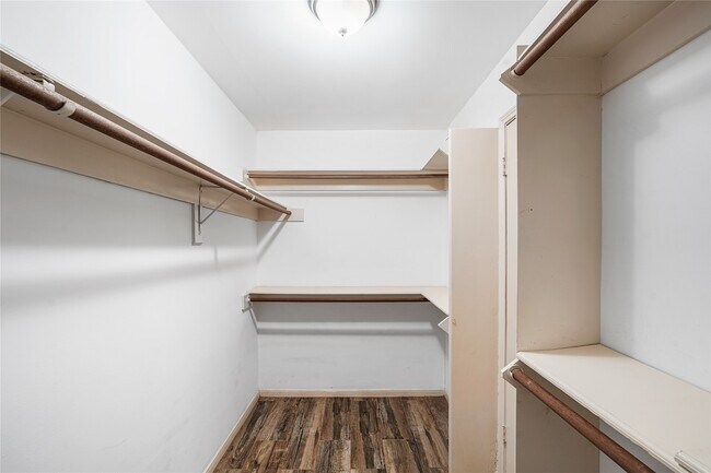Building Photo - 1516 Beaconshire