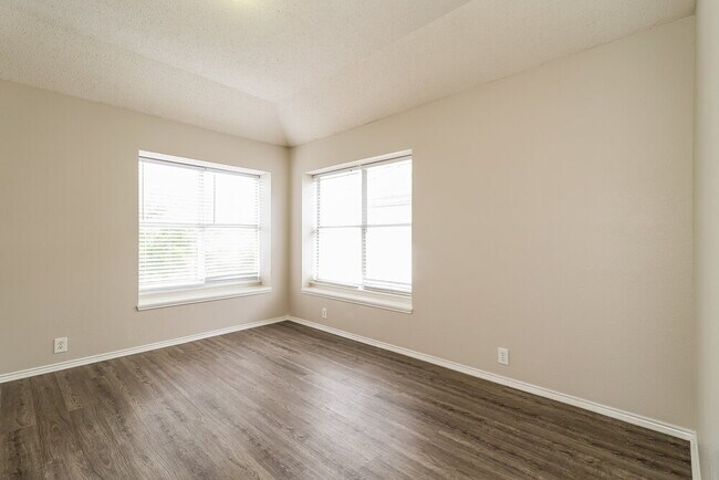 Building Photo - 3336 Raleigh Dr