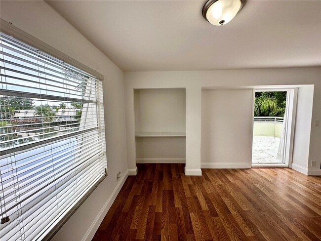 Building Photo - 1361 NE 40th Pl