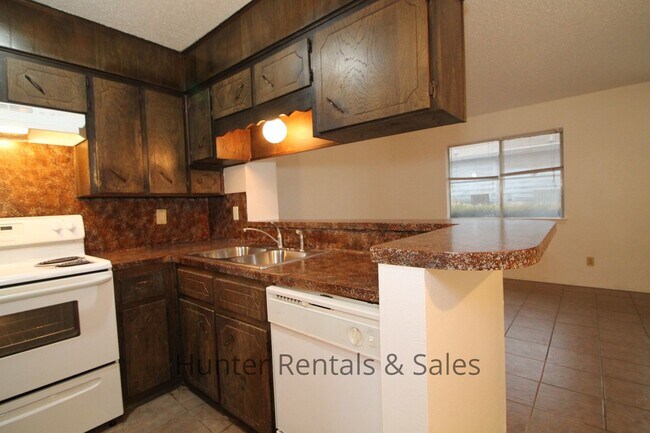 Building Photo - Water paid on this 1 bedroom close to post!