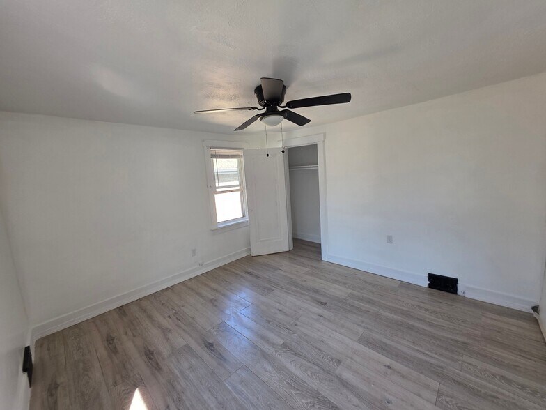 Building Photo - 1424 Swantek St