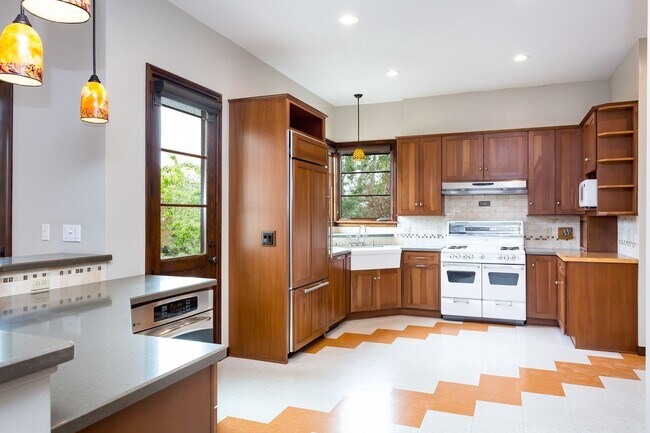 Building Photo - Loma Portal Craftsman with Views