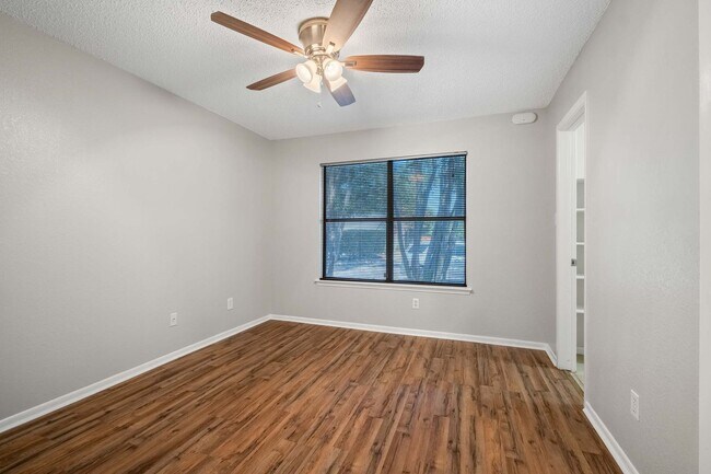 Building Photo - Lovely 1 Bedroom, 1 Bath Condo in South Lamar