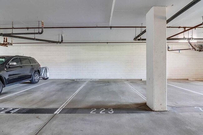 Building Photo - 1-Bedroom, 1-Bathroom Apartment for Rent –...
