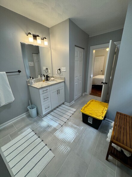 Building Photo - 9525 Sherwood Pl