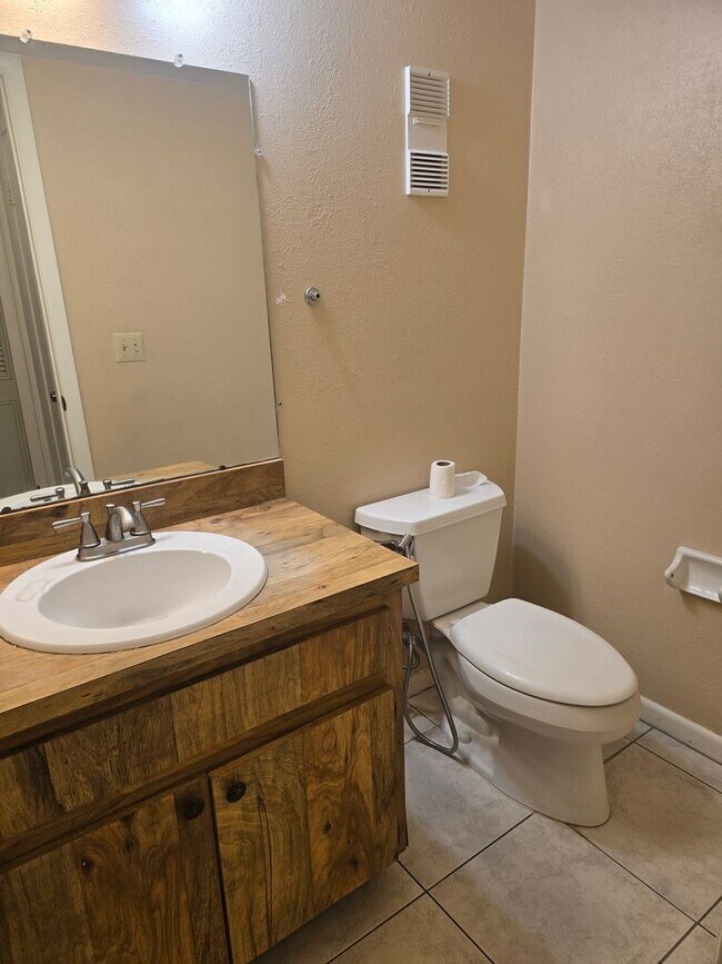 Building Photo - Two Bedroom Condo close to USF