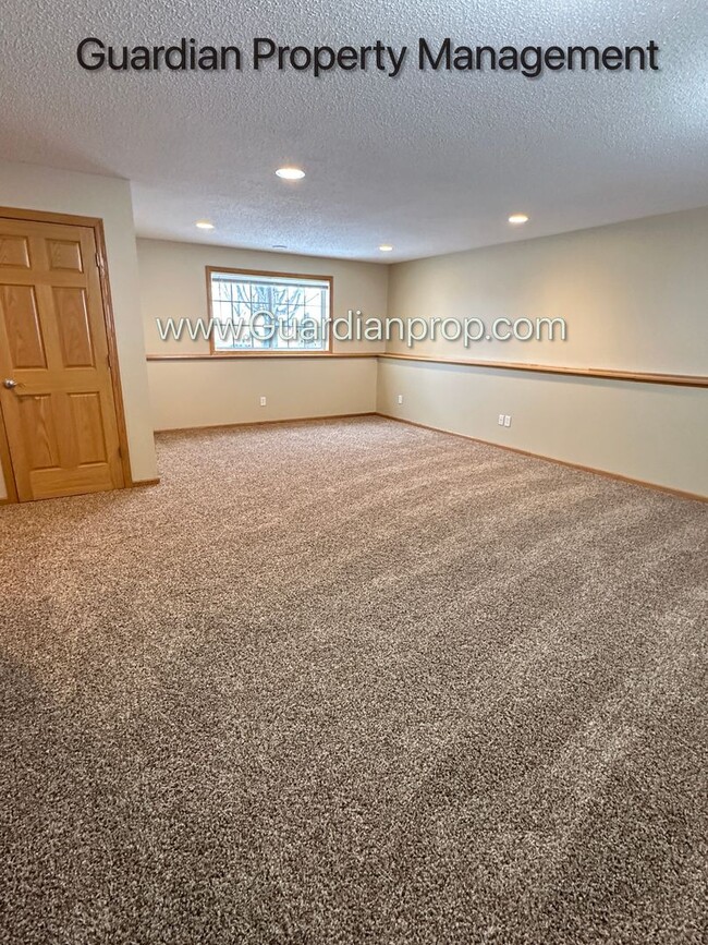 Building Photo - Single Family Home, Dishwasher, New Carpet...