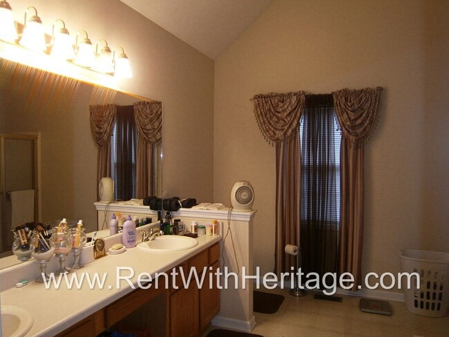 Building Photo - WOW!!!.....GORGEOUS 4Bd / 3Ba / UPGRADES GALLORE/ SWIM / TENNIS COMMUNITY