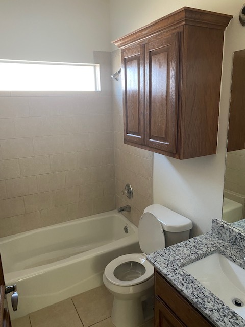 Hall bath - 2730 Silvertree Dr