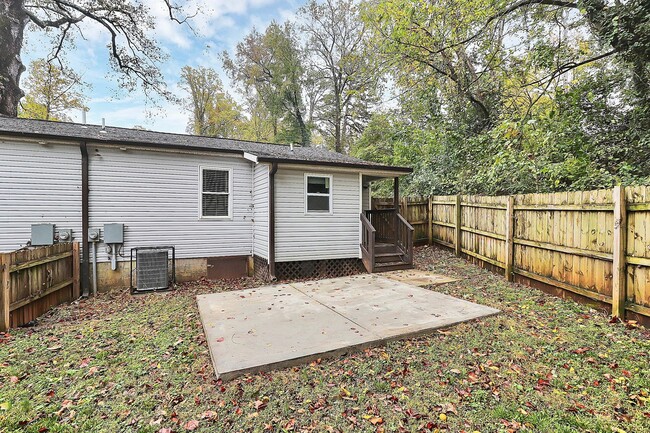 Building Photo - Two Bedroom Duplex Great Features and Comfortable Living!