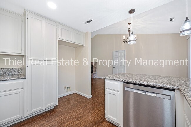 Building Photo - 2277 Knollwood Dr