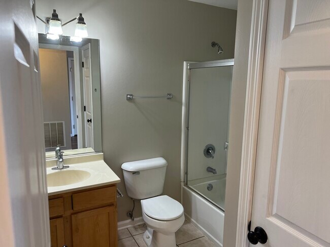 Building Photo - 924 N Village Dr