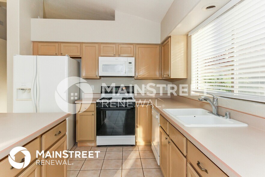 Building Photo - 11151 N Desert Flower Dr