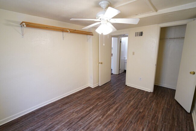 Building Photo - N Duval St Apts