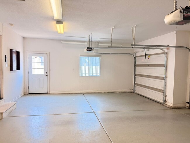 Building Photo - GORGEOUS 3Bed 2Bath 3Car Garage in NorthEast GJ!!!!!