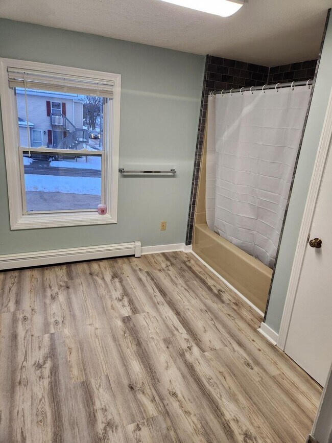 Building Photo - 7 Western Ave