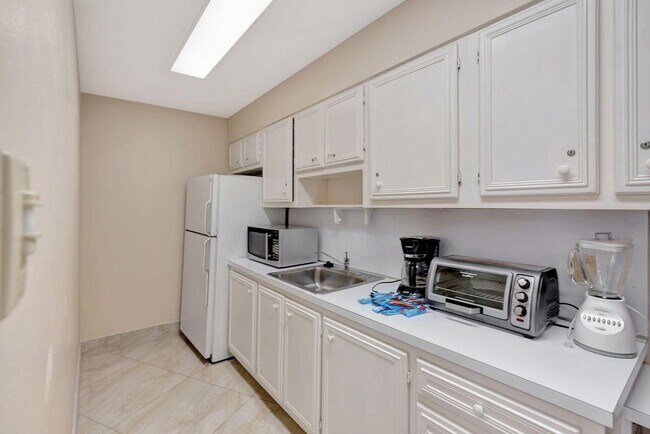 Building Photo - 5420 N Ocean Dr