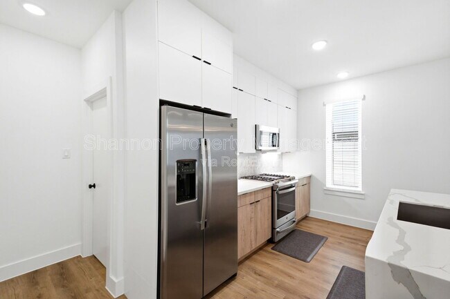 Building Photo - 1307 Bayou St
