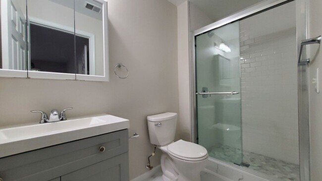 Building Photo - Beautifully Renovated 2 Bedroom, 2 Full Ba...