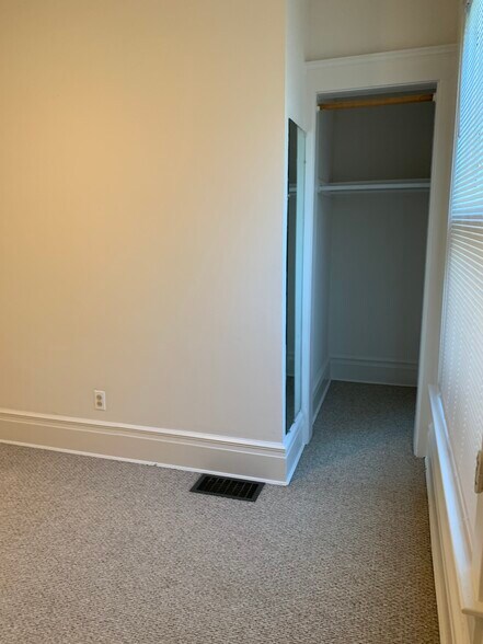 Building Photo - 118 N Thayer St