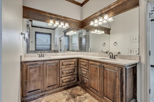 Building Photo - Gorgeous Executive Home - Open Plan - Stor...