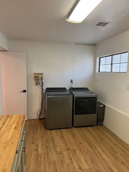 Building Photo - 402 E Las Palmaritas Dr