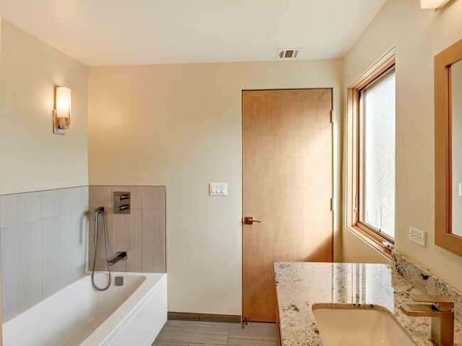 Separate Tub - 2612 Corralitas Dr