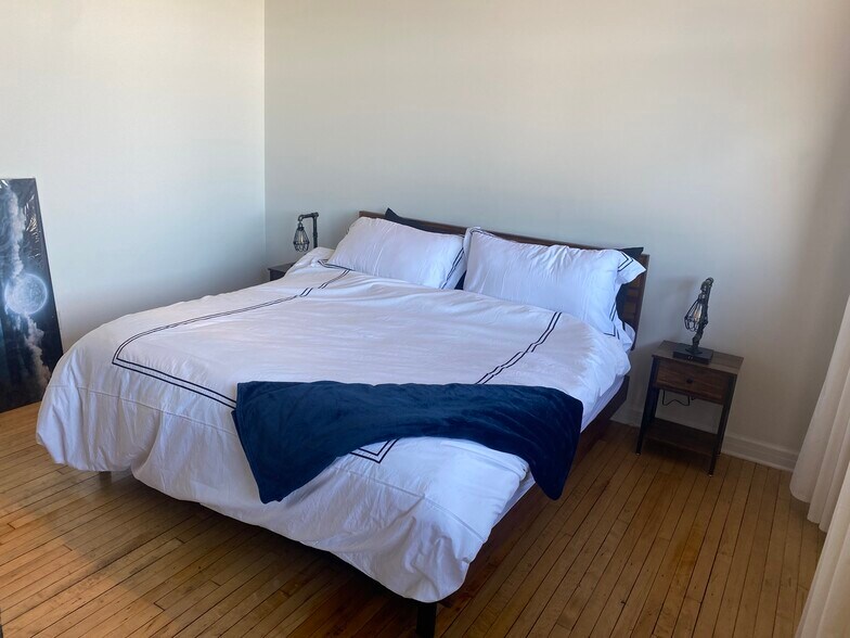 Building Photo - 215 W Maple St