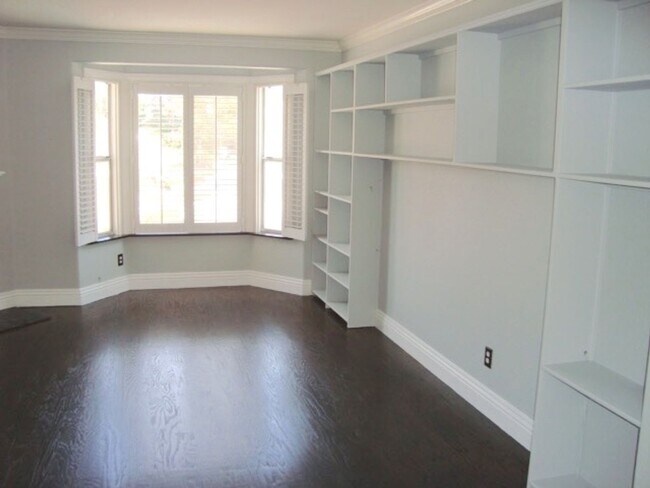 Building Photo - STUNNING TOWNHOME 2 BED 2.5 BATH 2 CAR GARAGE NORTH PARK/HILLCRES
