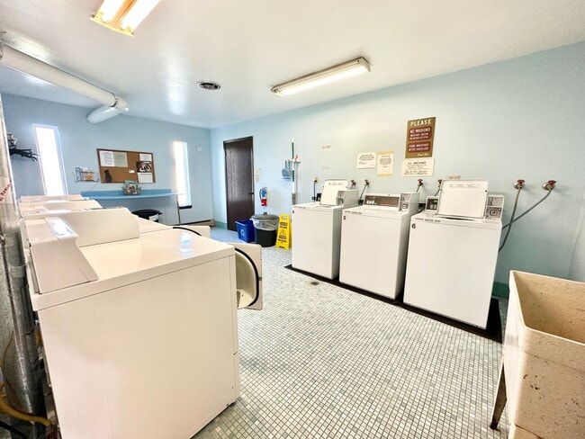 Building Photo - Rare rental opportunity conveniently locat...