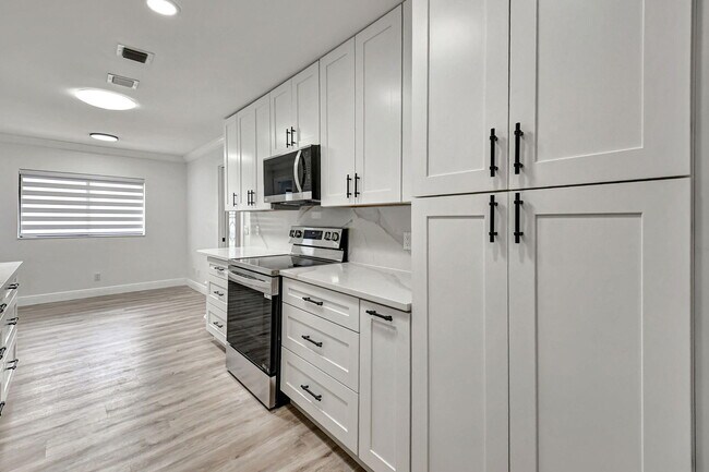Building Photo - 4705 Fountains Dr S