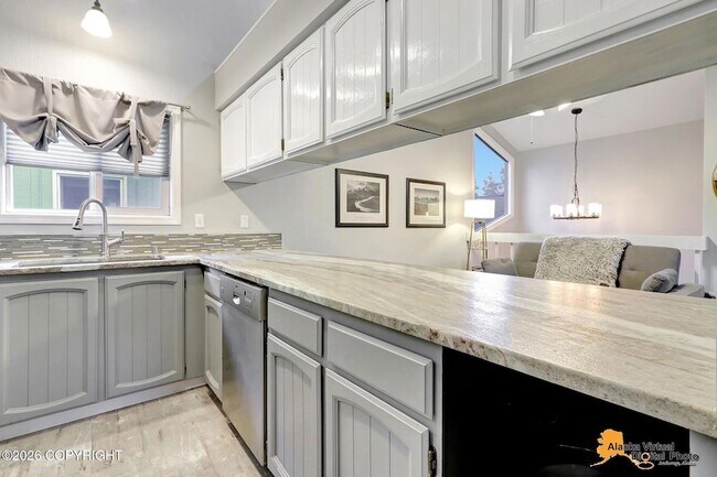 Building Photo - 5811 Jennifer Cir