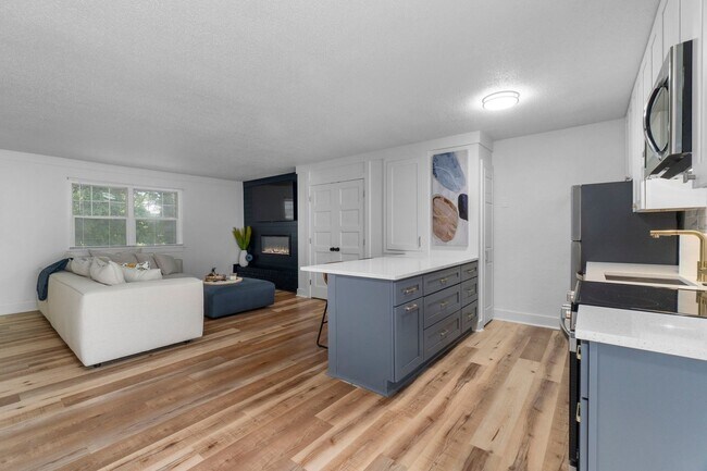Building Photo - 230 13th Ave Pl NW