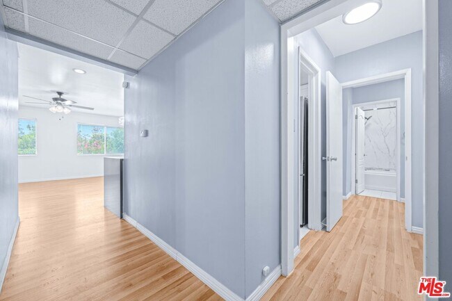 Building Photo - 12801 Moorpark St