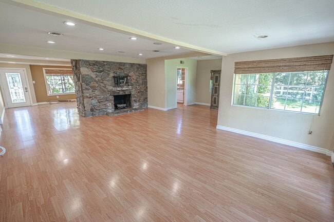 Building Photo - Stunning 4-Bedroom Pool Home for Rent in S...