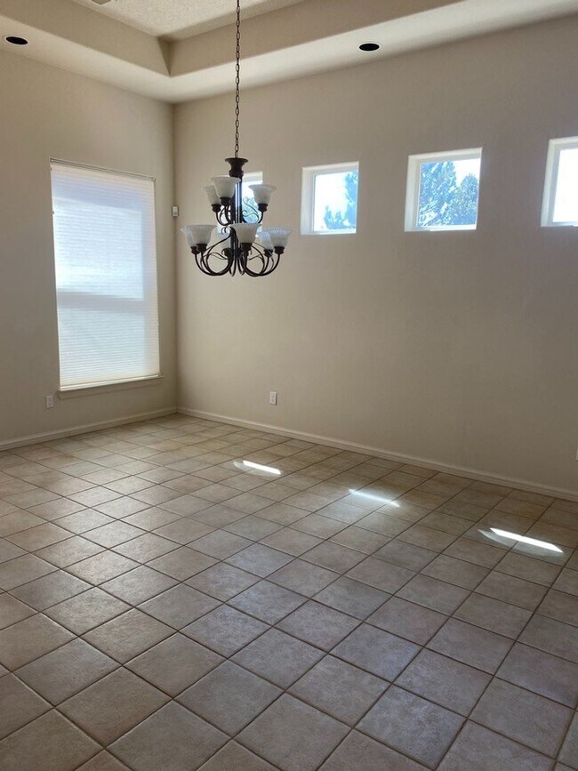 Building Photo - Beautiful 4 bedroom 3.75 bath in gated com...