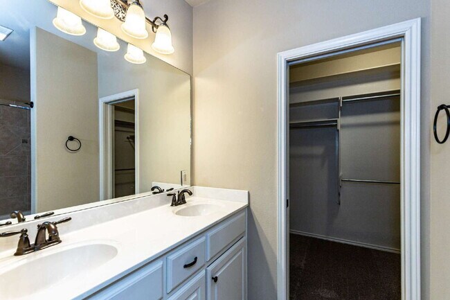 Building Photo - Gorgeous townhome!