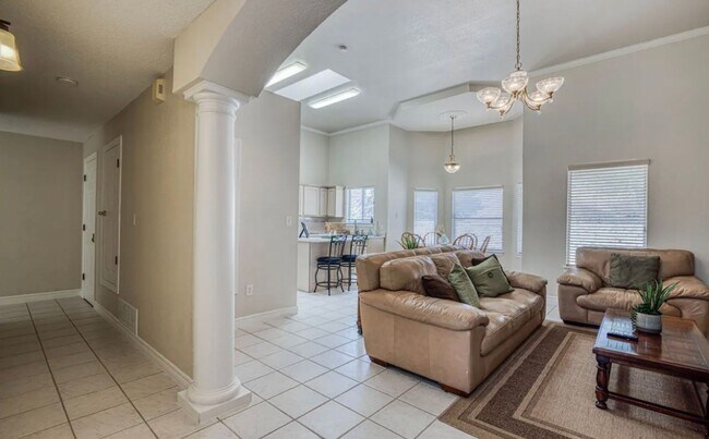 Building Photo - Short Term leases optionn4 Bedrooms 3 baths( near by Sunland Park Dr & Mesa St)