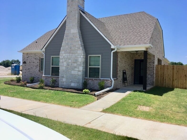 Primary Photo - 203 N Powderhorn Dr